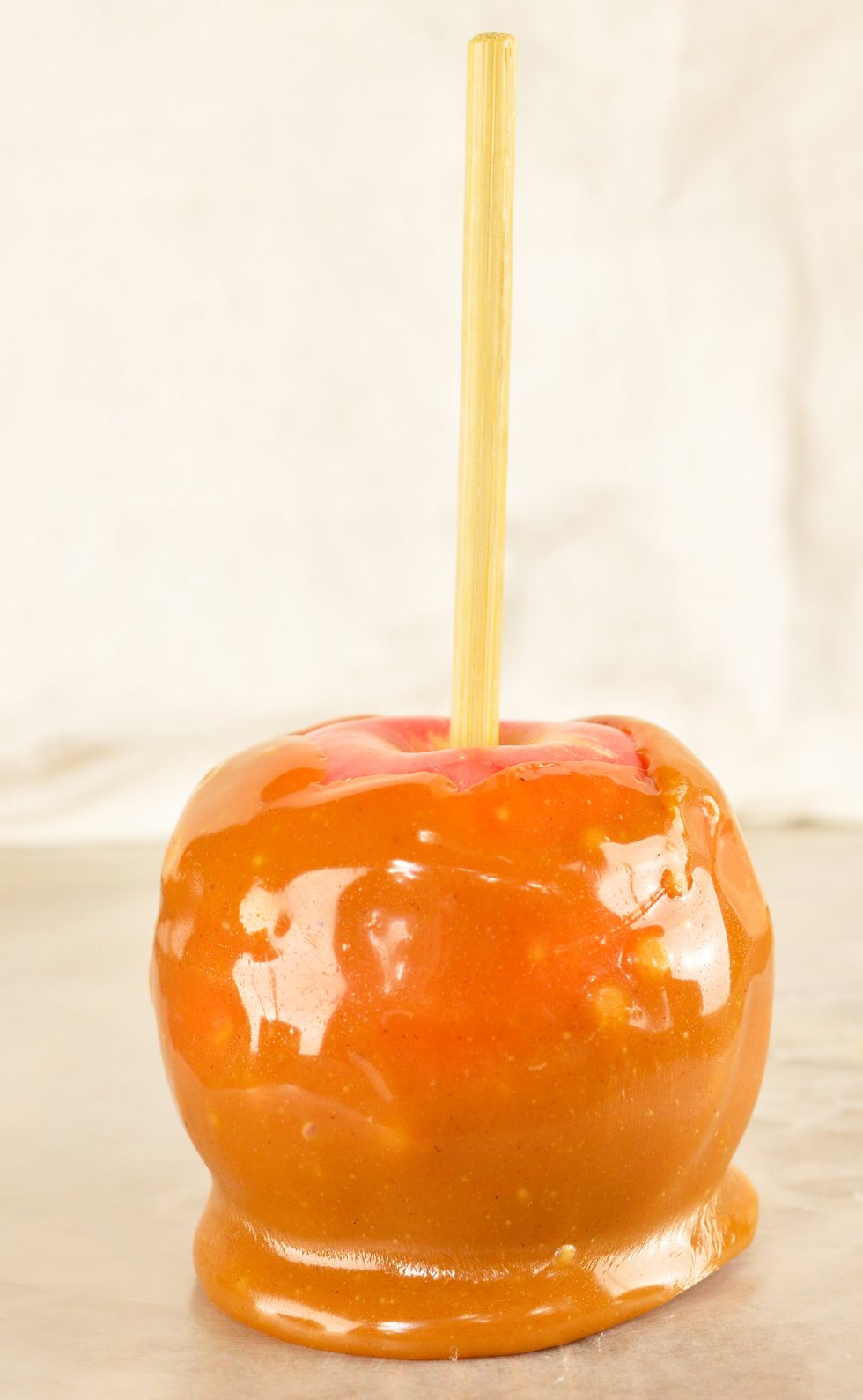 Make this favorite Fall dessert with just 3 ingredients in less than 15 minutes! This Easy Pumpkin Spiced Caramel Apples Recipe is great for Harvest festivals, holiday celebrations or as a Halloween treat. The kids can even help make this fun dessert!