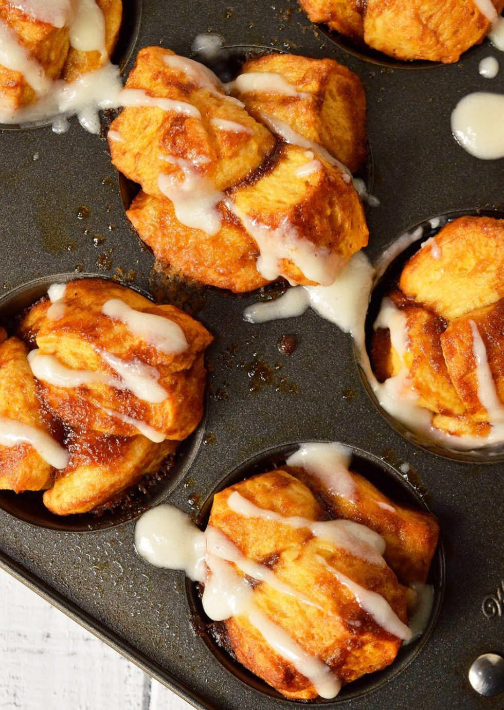 Need an easy breakfast recipe that will feed your hungry crowd? These Monkey Bread Muffins are made with just 4 ingredients and take no time at all! Like sticky buns with a cream cheese glaze without all the hassle.