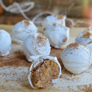 Another great no-bake holiday dessert! This Vanilla Cookie Balls Recipe is perfect for those folks that aren't all about the chocolate. Vanilla wafer, cream cheese and vanilla bean paste formed into balls then coated with white candy and bourbon vanilla sugar!